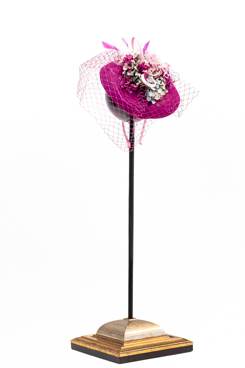 Tocado fiesta modelo Hortensia en color buganvilla