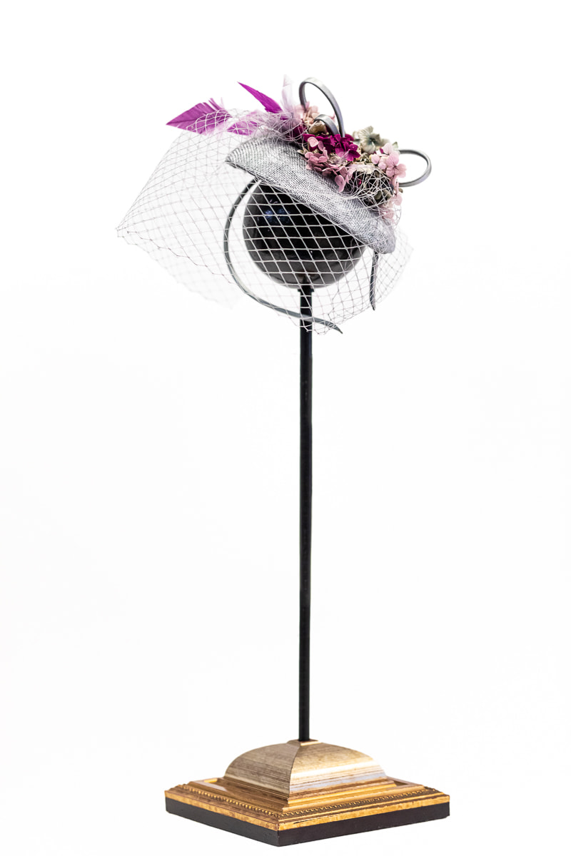 Tocado fiesta de tipo casquete modelo Hortensia en color marfil